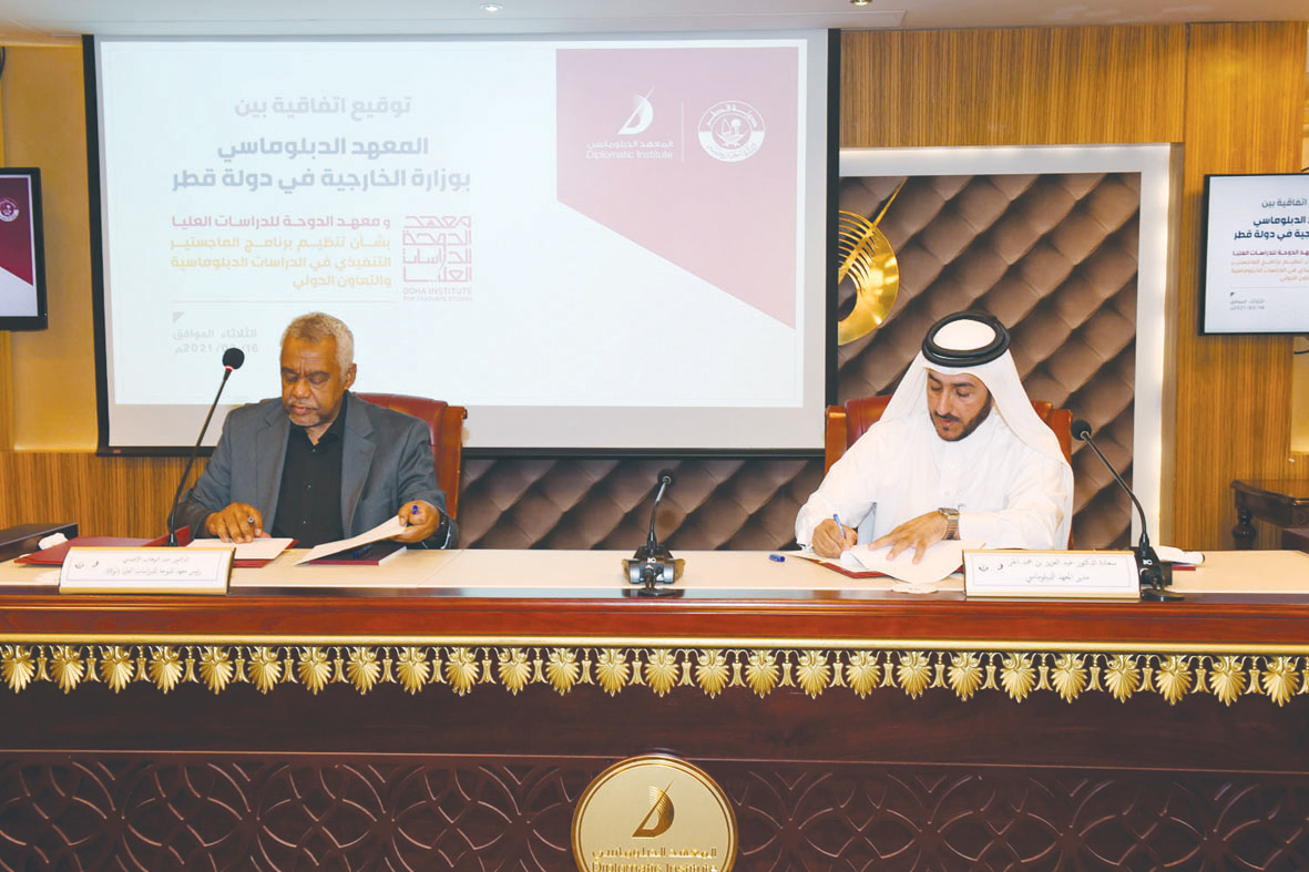 Director of the Diplomatic Institute of the Ministry of Foreign Affairs, Ambassador Dr. Abdulaziz bin Mohammed Al Horr (right), and Acting President Dr. Abdul Wahab Al Afandi from Doha Institute signing the agreement.
