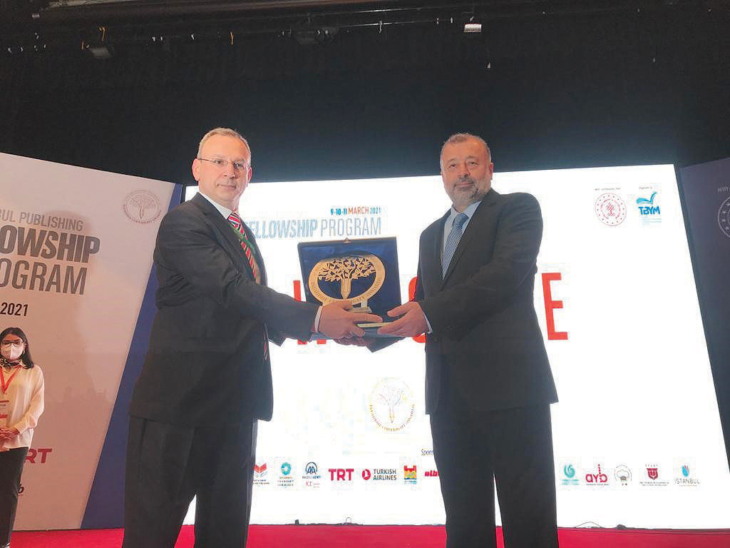 Bachar Chebaro (right), Executive Director of HBKU Press, receiving the award.