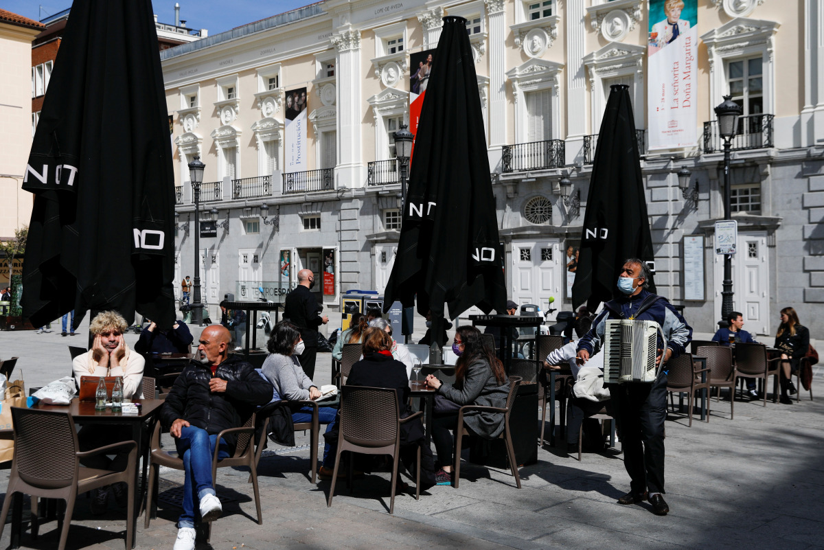 A street musician performs at the terrace of a restaurant, amid the coronavirus disease (COVID-19) pandemic, in Madrid, Spain, March 22, 2021. REUTERS/Susana Vera
