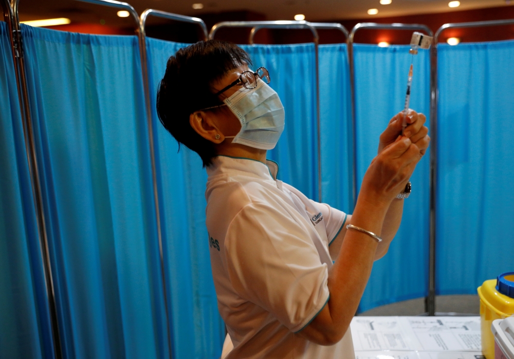 A nurse prepares to vaccinate healthcare workers at Gleneagles hospital during the coronavirus disease (COVID-19) outbreak in Singapore January 19, 2021. REUTERS/Edgar Su/File Photo