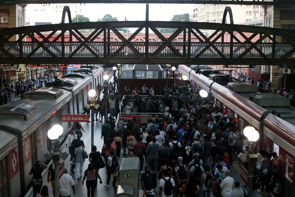 People walk after disembarking from a train at Luz station during the outbreak of the coronavirus disease (COVID-19) in Sao Paulo, Brazil March 23, 2021. REUTERS/Carla Carniel
