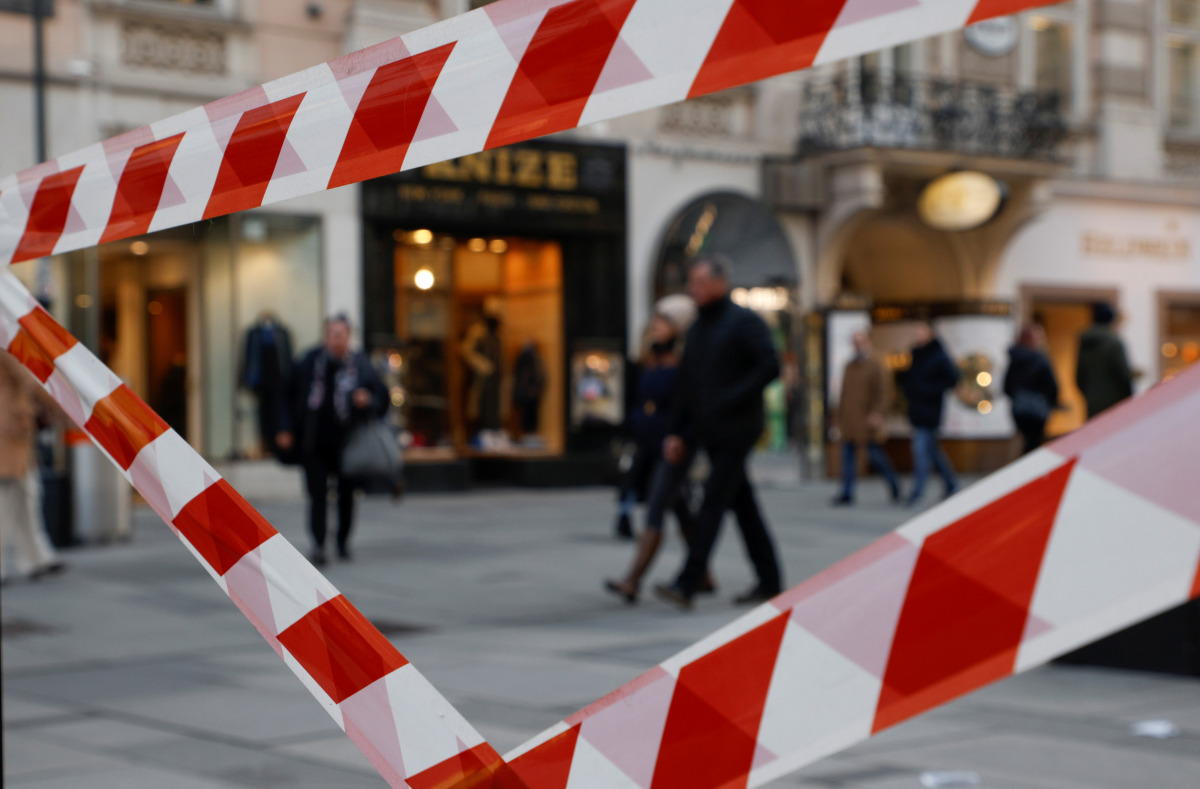 People walk down a shopping street, as the local Government discusses to close non-essential shops for several days over Easter due to the coronavirus disease (COVID-19) outbreak, in Vienna, Austria March 24, 2020. REUTERS/Leonhard Foeger
