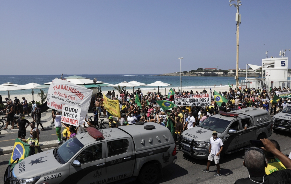 Demonstrators protest against new measures implemented to curb the spread of the coronavirus disease (COVID-19) in Rio de Janeiro, Brazil March 26, 2021. REUTERS/Ricardo Moraes