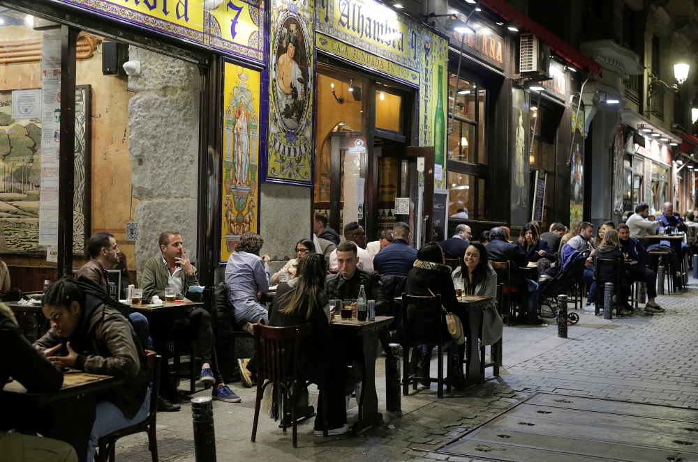 Tourists dine outdoors, as Madrid's more relaxed COVID-19 policies attract European tourists who are escaping lockdowns due to the coronavirus disease (COVID-19), in Madrid, Spain, March 27, 2021. REUTERS/Javier Barbancho
