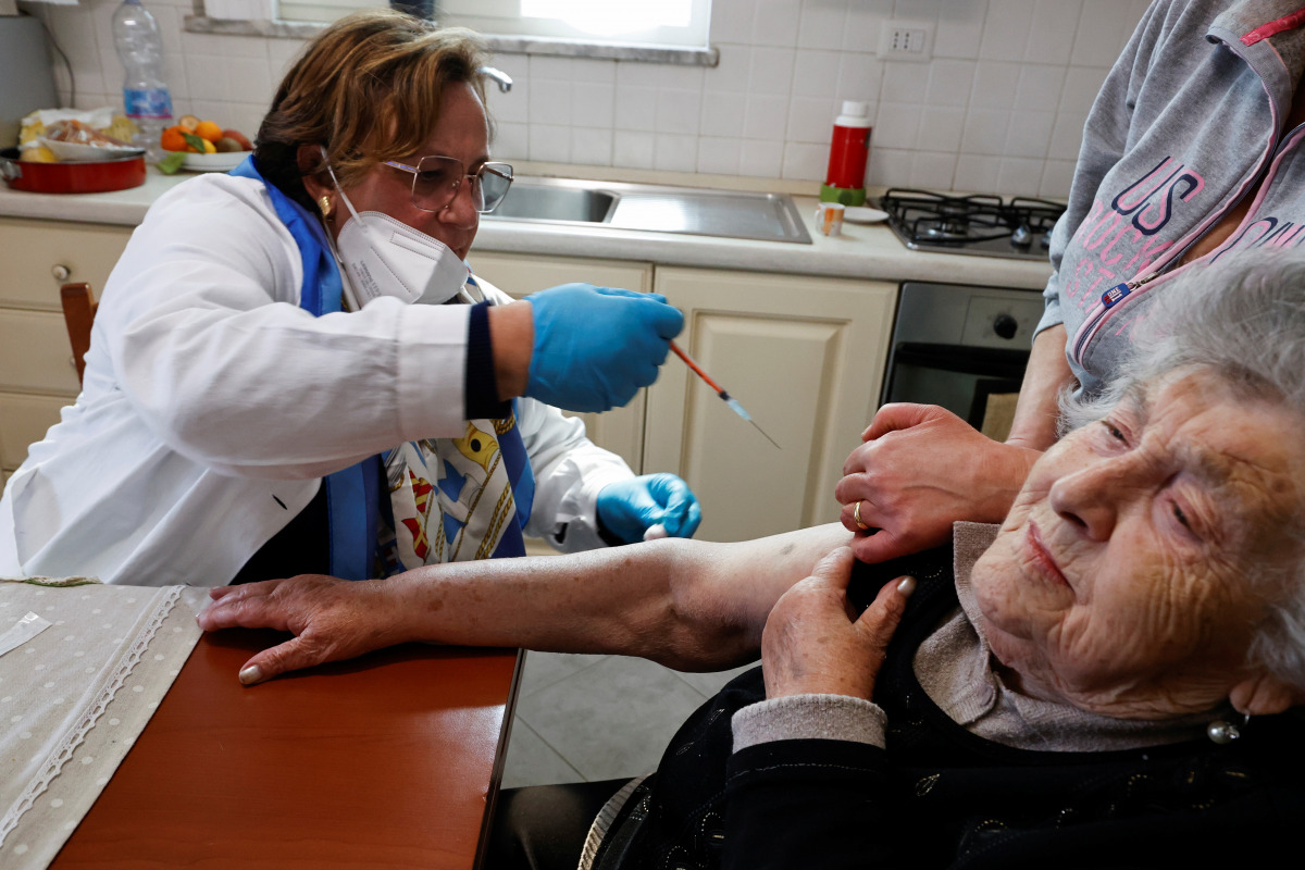 Doctor Pina Tomaselli prepares to administer the Moderna coronavirus disease (COVID-19) vaccine at a care home in Naples, Italy, March 30, 2021. REUTERS/Ciro De Luca
