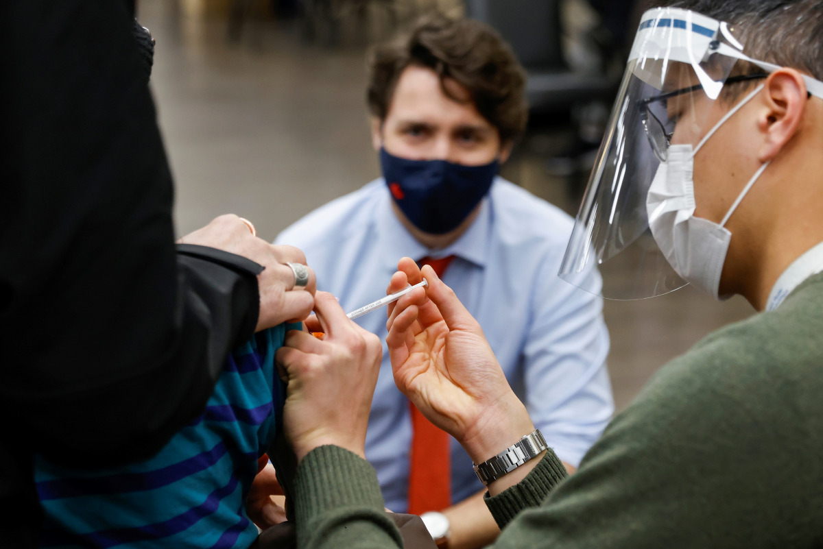 Canada's Prime Minister Justin Trudeau watches as nurse Thi Nguyen gives a COVID-19 vaccination at a clinic, as efforts continue to help slow the spread of the coronavirus disease, in Ottawa, Ontario, Canada March 30, 2021. REUTERS/Blair Gable
