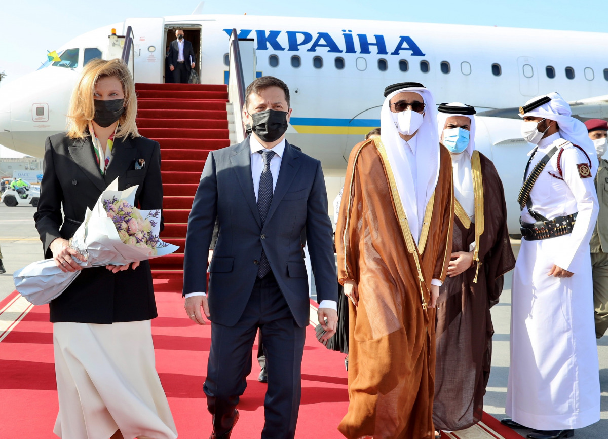 President of Ukraine H E Volodymyr Zelensky during an official welcome upon his arrival at Doha International Airport yesterday. Minister of Culture and Sports H E Salah bin Ghanem Al Ali, Ambassador of the State of Qatar to Ukraine H E Hadi bin Nasser Al