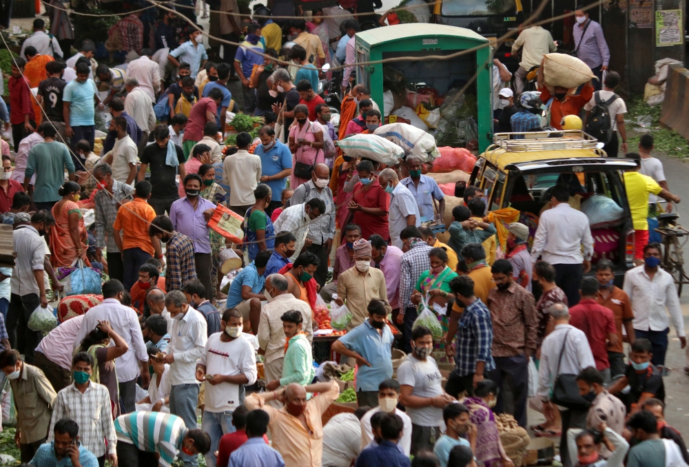 People shop at a crowded marketplace amidst the spread of the coronavirus disease (COVID-19) in Mumbai, India, April 5, 2021. REUTERS/Niharika Kulkarni