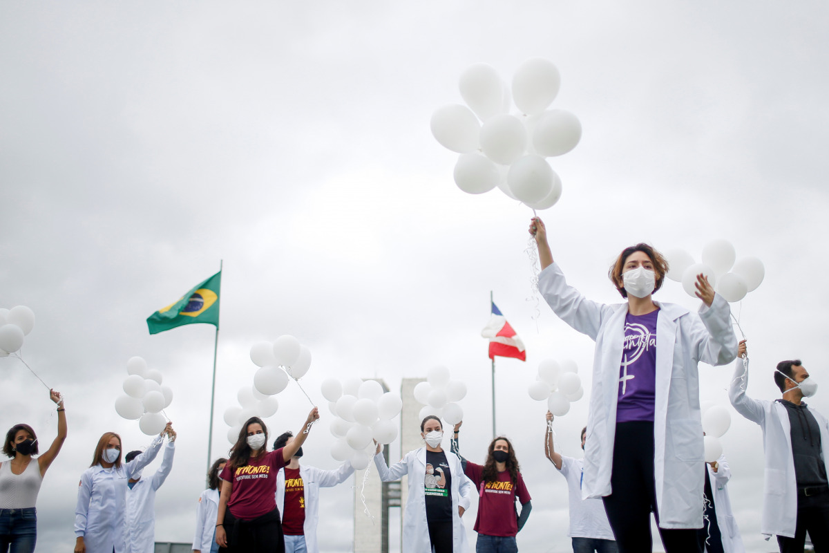 Nurses hold balloons during a protest asking for COVID-19 vaccines and in favour of SUS (Unique Health System) during World Health Day in Brasilia, Brazil April 7, 2021. REUTERS/Adriano Machado
