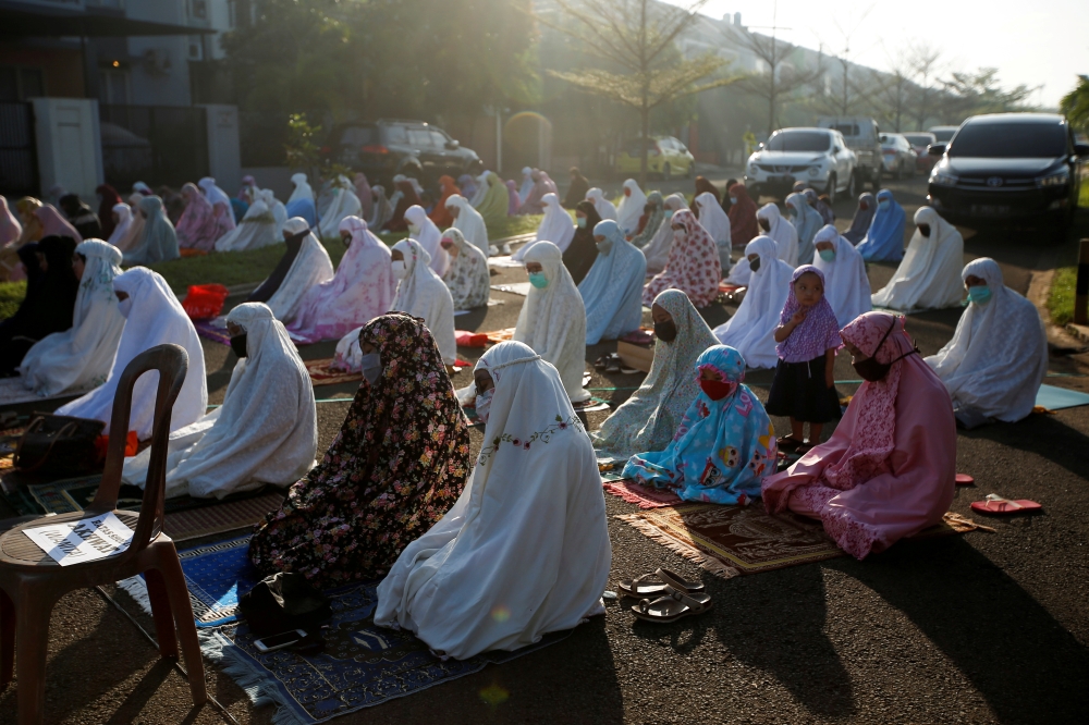 File photo of Indonesian Muslim women praying to celebrate Eid al-Fitr, at a residential area amid the spread of coronavirus disease (COVID-19) outbreak in Bekasi, on the outskirts of Jakarta, Indonesia, May 24, 2020. Reuters/Willy Kurniawan/File Photo