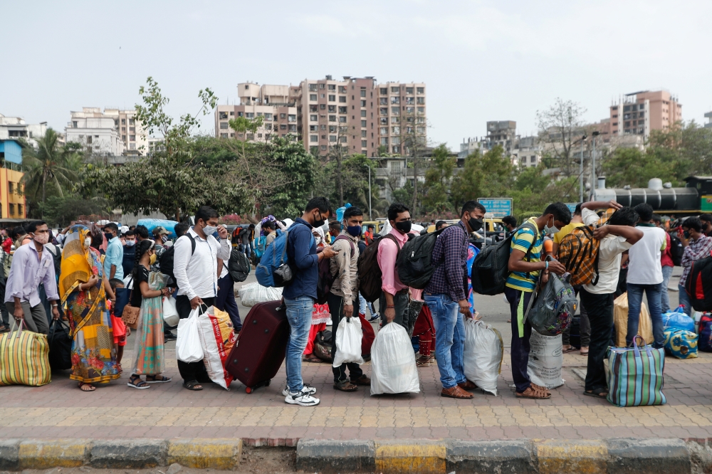 People wearing protective masks stand in line at a railway station amidst the spread of the coronavirus disease (COVID-19) in Mumbai, India, 9 April, 2021. REUTERS/Francis Mascarenhas