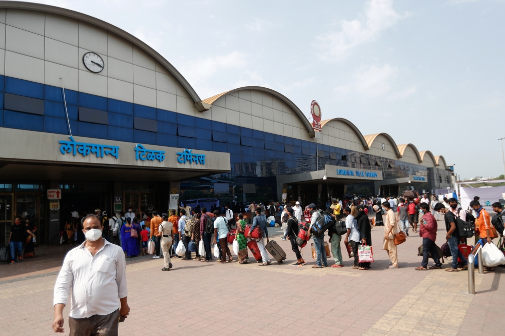 People wearing protective masks stand in line at a railway station amidst the spread of the coronavirus disease (COVID-19) in Mumbai, India, 9 April, 2021. REUTERS/Francis Mascarenhas