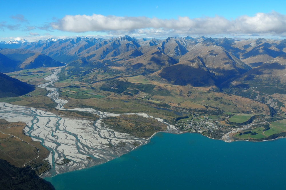 The town of Glenorchy on Lake Wakatipu and Otago river New Zealand March 7, 2017. REUTERS/Henning Gloystein/File Photo