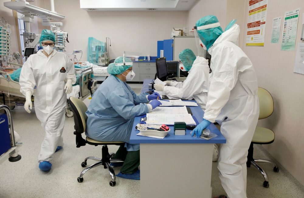 Medical staff members work inside the coronavirus disease (COVID-19) intensive care ward at the Stefan Zeromski hospital in Krakow, Poland, April 14, 2021. Picture taken April 14, 2021. REUTERS/Kacper Pempel
