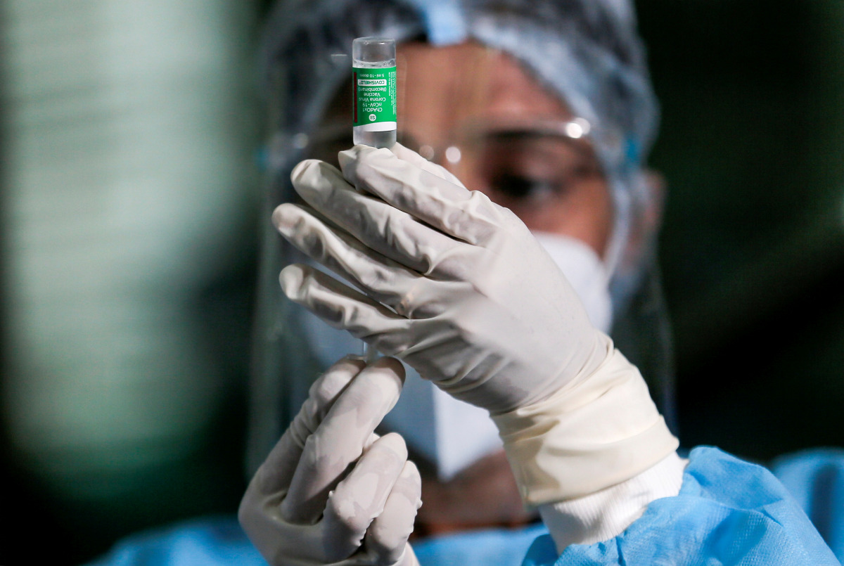 FILE PHOTO: A health official draws a dose of the AstraZeneca's COVID-19 vaccine manufactured by the Serum Institute of India, at Infectious Diseases Hospital in Colombo, Sri Lanka January 29, 2021. REUTERS/Dinuka Liyanawatte/File Photo
