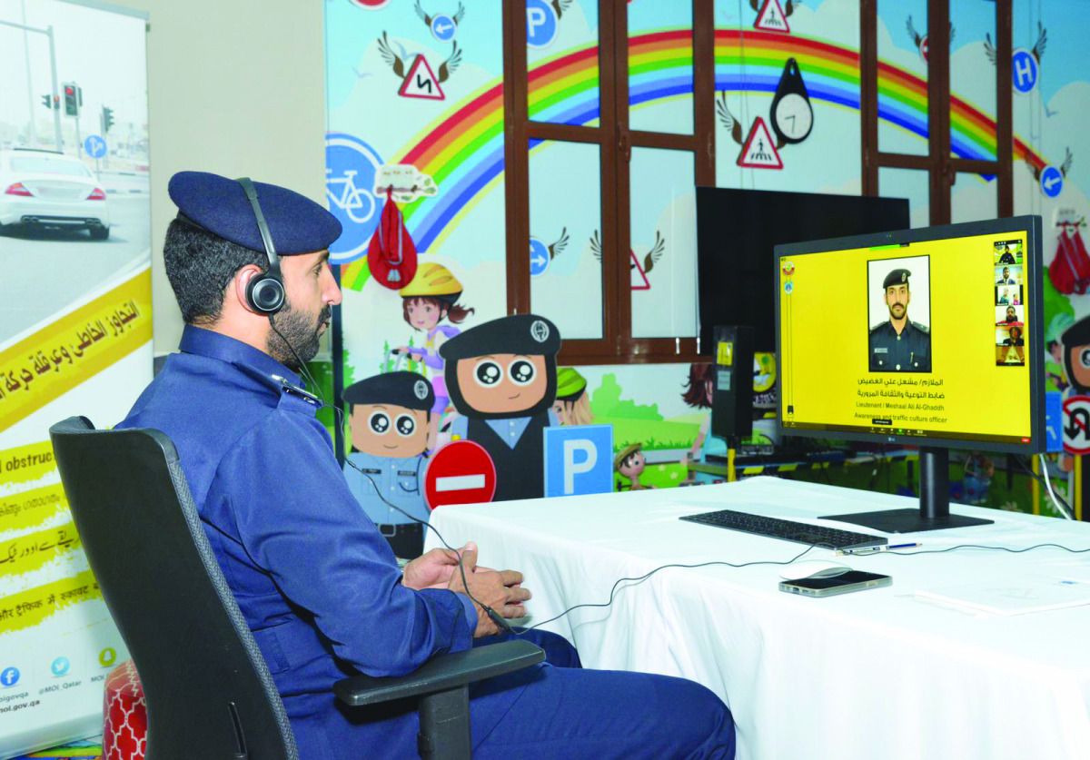 An officer from the General Directorate of Traffic delivering an online awareness lecture to community members. 