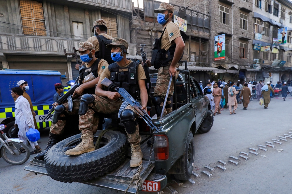 Army soldiers patrol the street, to enforce coronavirus safety protocols, as the spread of the coronavirus disease (COVID-19) continues in Peshawar, Pakistan April 25, 2021. REUTERS/Fayaz Aziz/File Photo