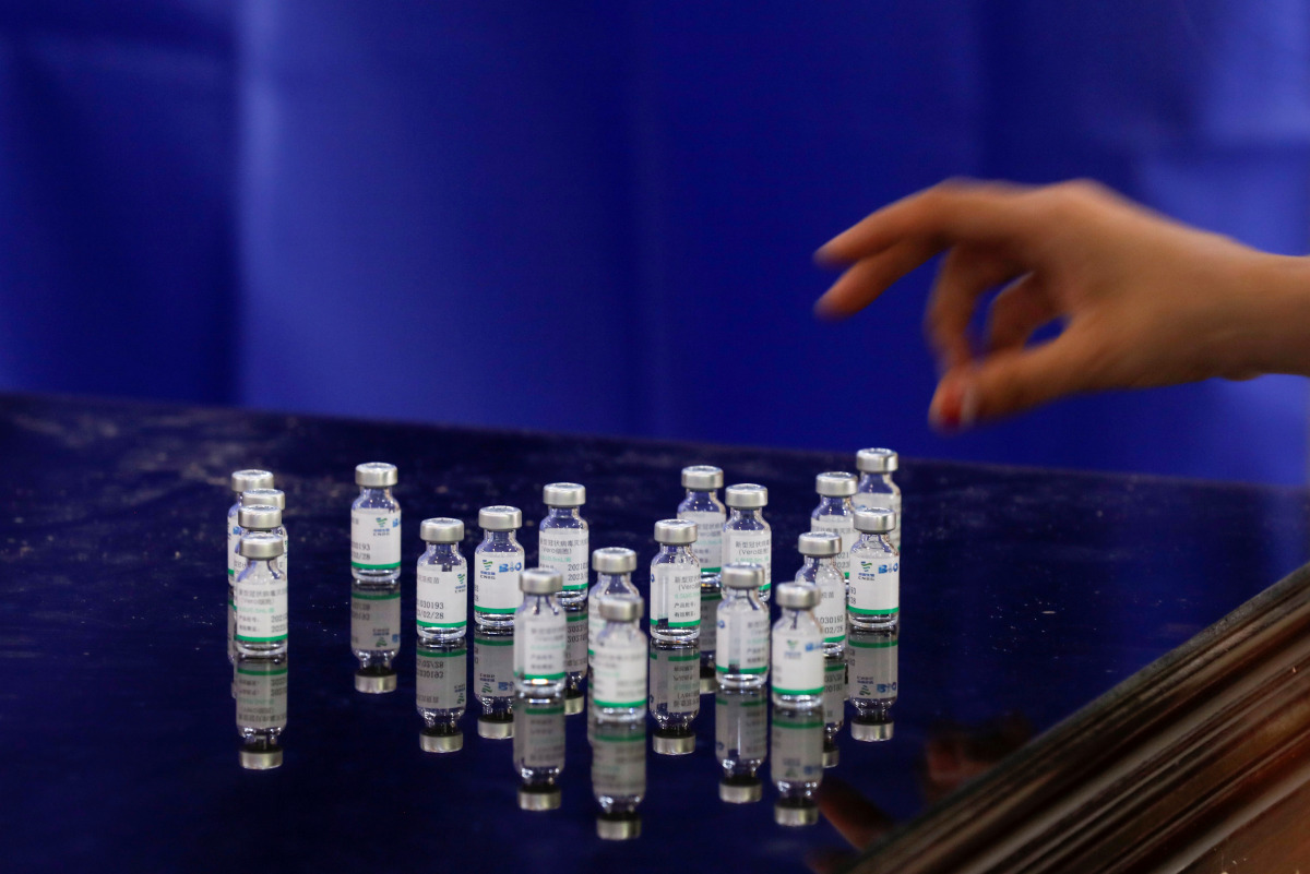 A health worker counts used vials of Sinopharm's coronavirus disease (COVID-19) vaccine, at a vaccination centre in Karachi, Pakistan April 28, 2021. REUTERS/Akhtar Soomro
