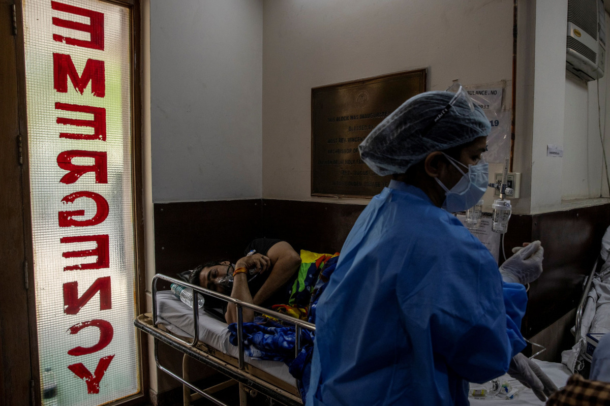A patient suffering from the coronavirus disease (COVID-19) receives treatment inside the emergency ward at Holy Family hospital in New Delhi, India, April 29, 2021. REUTERS/Danish Siddiqui
