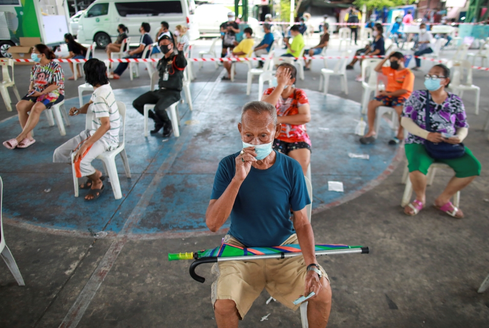 People from Klong Toey community wait to get a coronavirus disease (COVID-19) test, in Bangkok, Thailand, May 4, 2021. REUTERS/Soe Zeya Tun