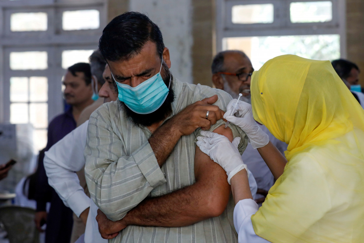 FILE PHOTO: FILE PHOTO: A man receives a dose of a coronavirus disease (COVID-19) vaccine, at a vaccination center in Karachi, Pakistan April 28, 2021. REUTERS/Akhtar Soomro/File Photo
