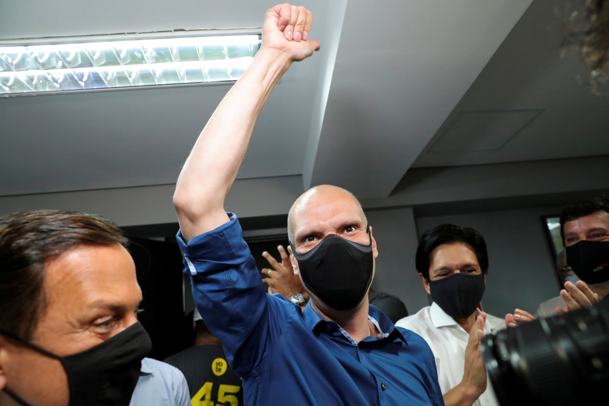 FILE PHOTO: Bruno Covas, mayor of Sao Paulo, celebrates his re-election during the municipal elections in Sao Paulo, Brazil, November 29, 2020. REUTERS/Amanda Perobelli/File Photo
