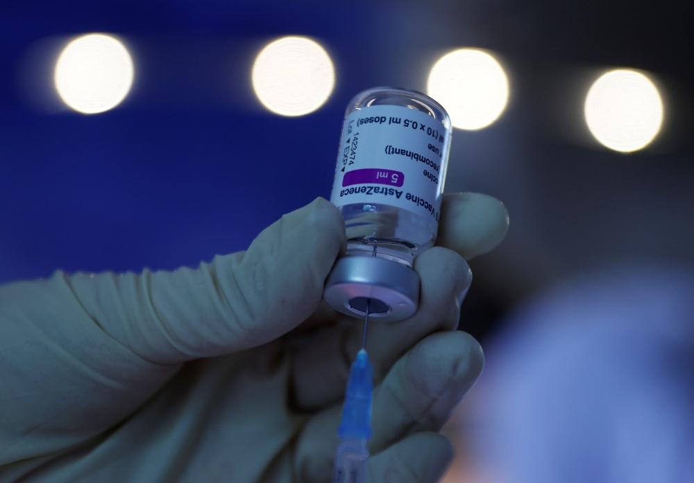 A doctor prepares a dose of AstraZeneca's Covid-19 vaccine in his general practice facility, as the spread of the coronavirus disease (COVID-19) continues, in Vienna, Austria May13, 2021. Reuters/Leonhard Foeger

