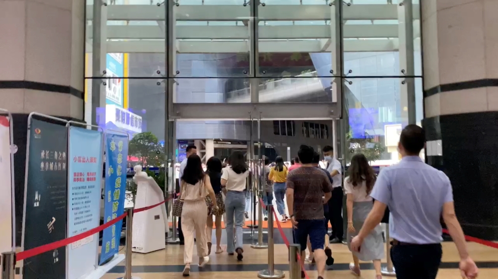 People evacuate the shaking 73-storey SEG skyscraper in Shenzhen, China, May 18, 2021, in this still image obtained from a social media video. Weibo/@Shaguo Dabao Tou/via Reuters