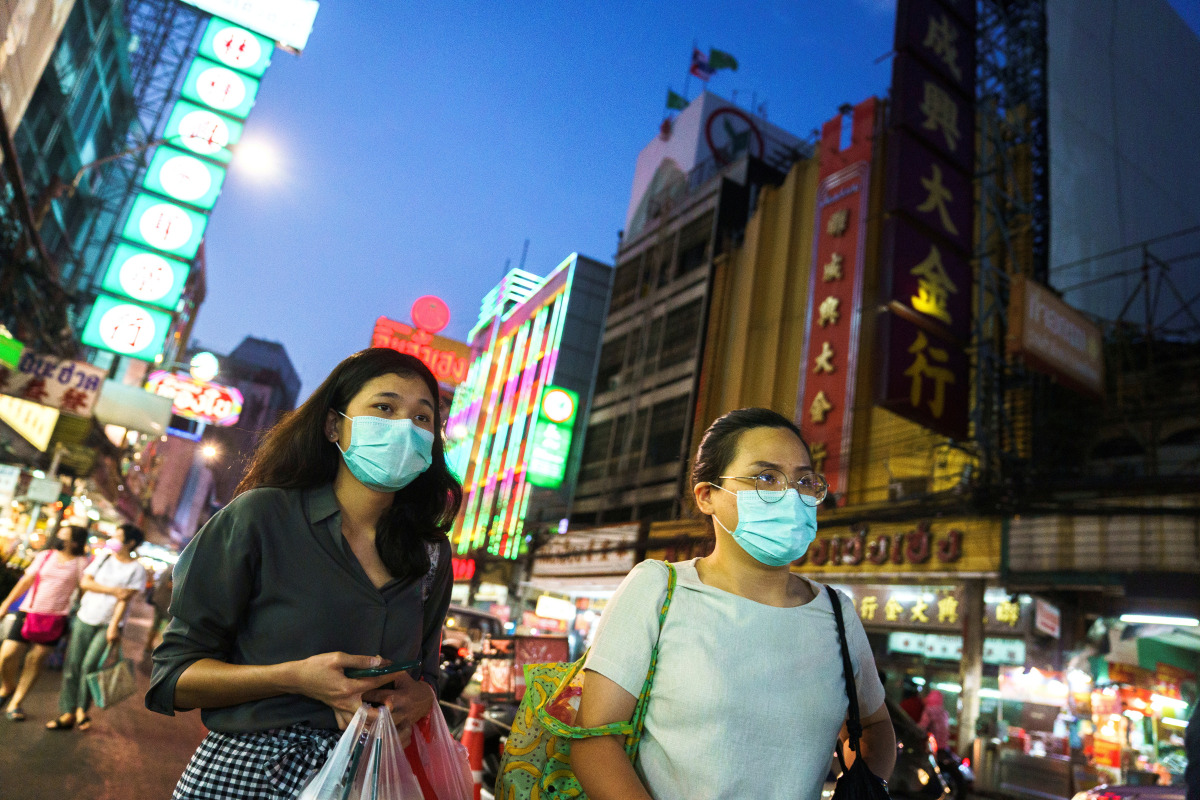 FILE PHOTO: People wearing face masks shop for street food in Chinatown amid the spread of the coronavirus disease (COVID-19) in Bangkok, Thailand, January 6, 2021. REUTERS/Athit Perawongmetha/File Photo
