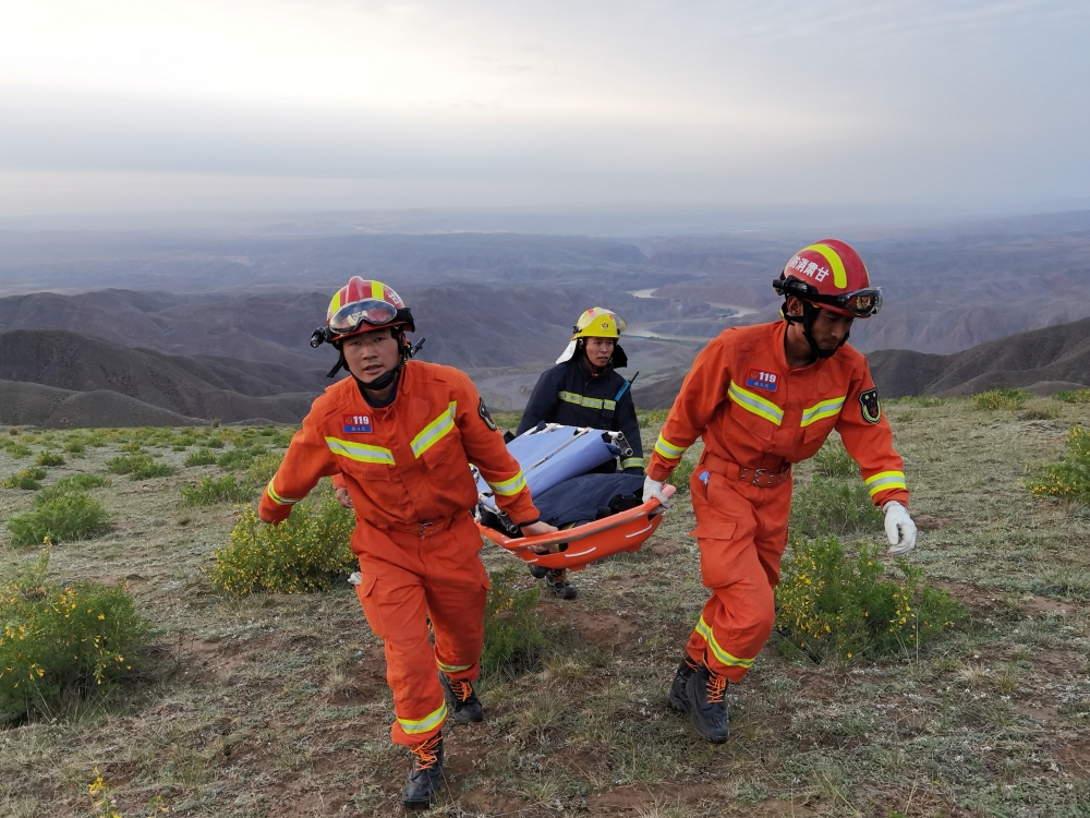 Rescue workers carry a stretcher as they work at the site where extreme cold weather killed participants of a 100-km ultramarathon race in Baiyin, Gansu province, China May 22, 2021. cnsphoto via Reuters