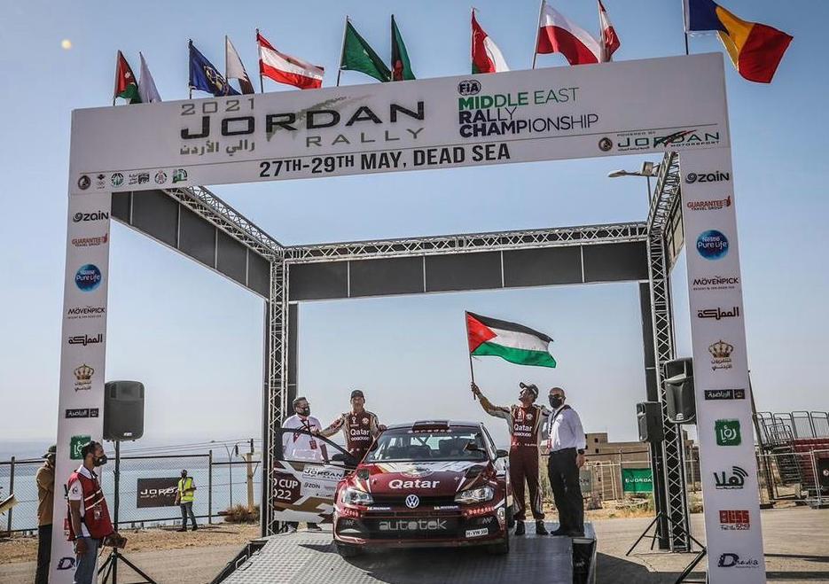 Nasser Saleh Al Attiyah
holds the Palestinian flag
ahead of Jordan Rally.