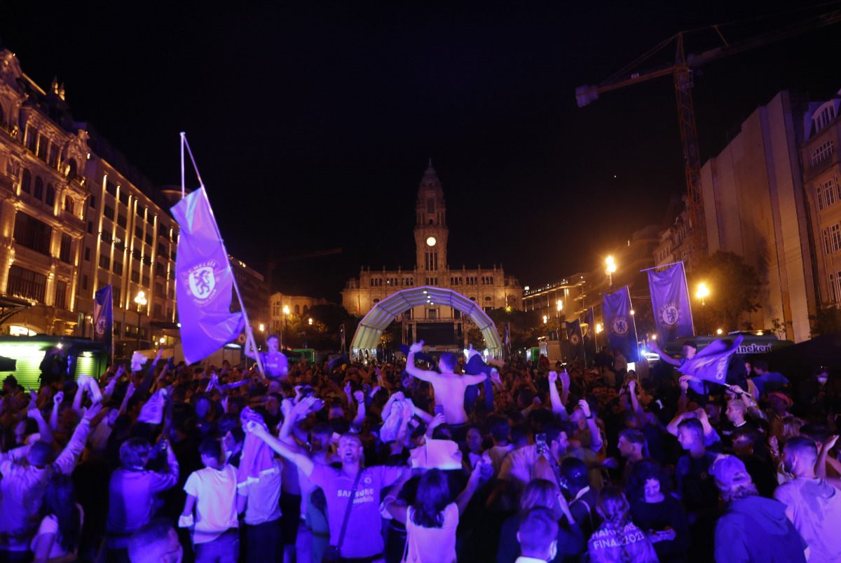 Soccer Football - Champions League - Fans in Porto after the Champions League Final Manchester City v Chelsea - Porto, Portugal - May 29, 2021 Chelsea fans celebrate winning the Champions League REUTERS/Pedro Nunes

