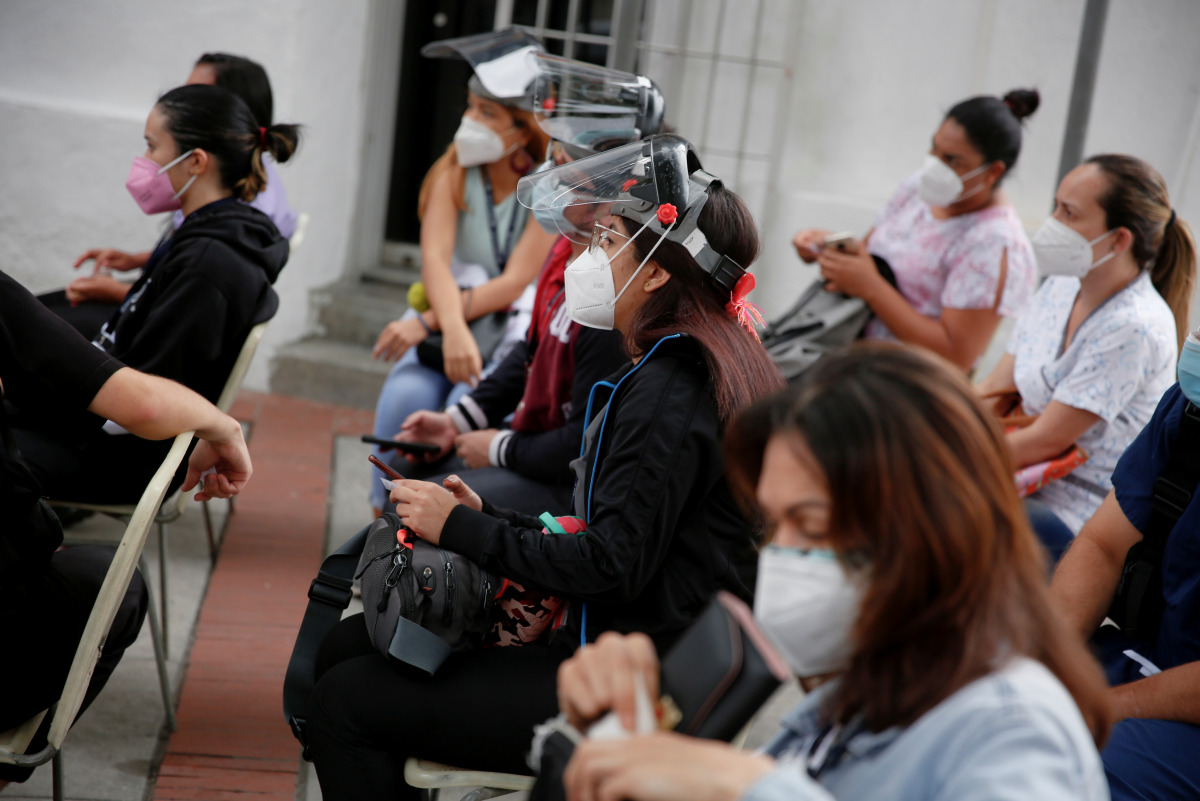 Medical workers wait to receive a dose of China's Sinopharm coronavirus disease (COVID-19) vaccine on a special vaccination day for health personnel in the municipality of Baruta in Caracas, Venezuela May 28, 2021. REUTERS/Leonardo Fernandez Viloria
