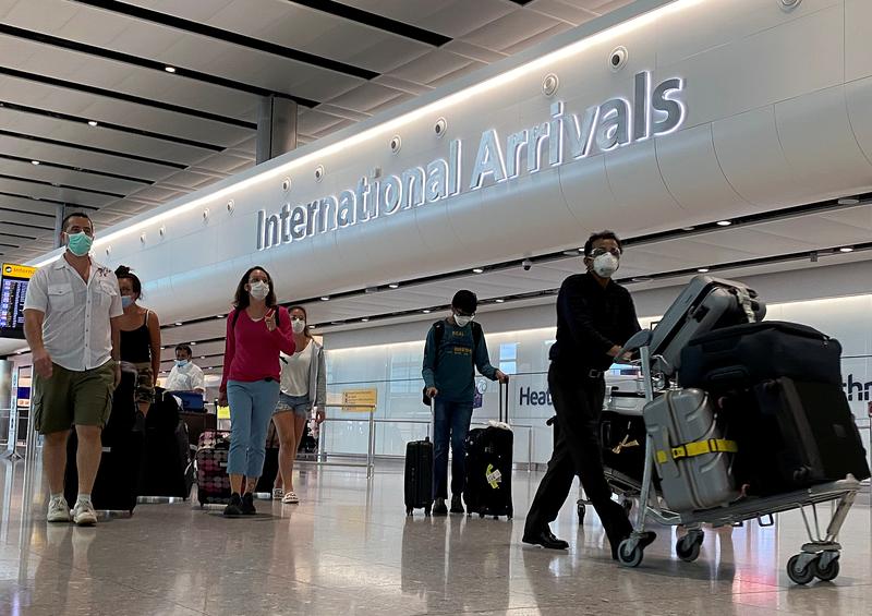 FILE PHOTO: Passengers from international flights arrive at Heathrow Airport, following the outbreak of the coronavirus disease (COVID-19), London, Britain, July 29, 2020. REUTERS/Toby Melville
