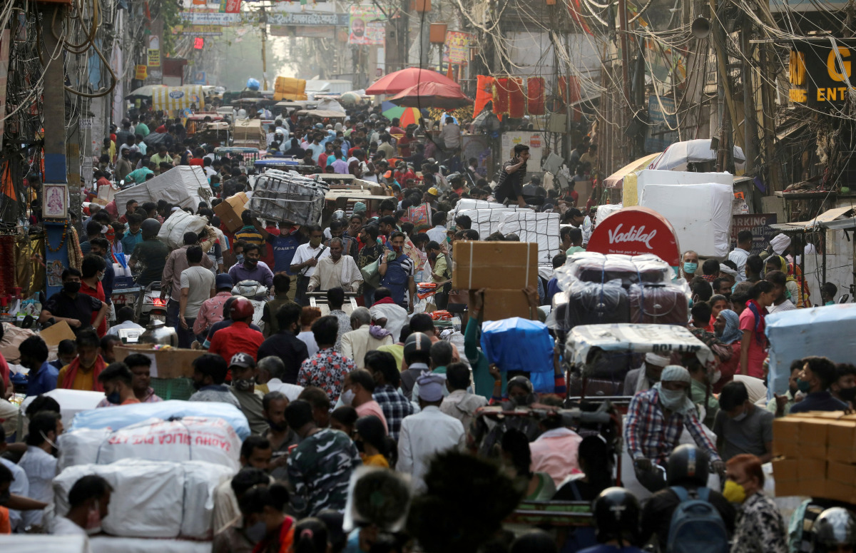 FILE PHOTO: People walk at a crowded market in the old quarters of Delhi, India, April 6, 2021. REUTERS/Anushree Fadnavis/File Photo
