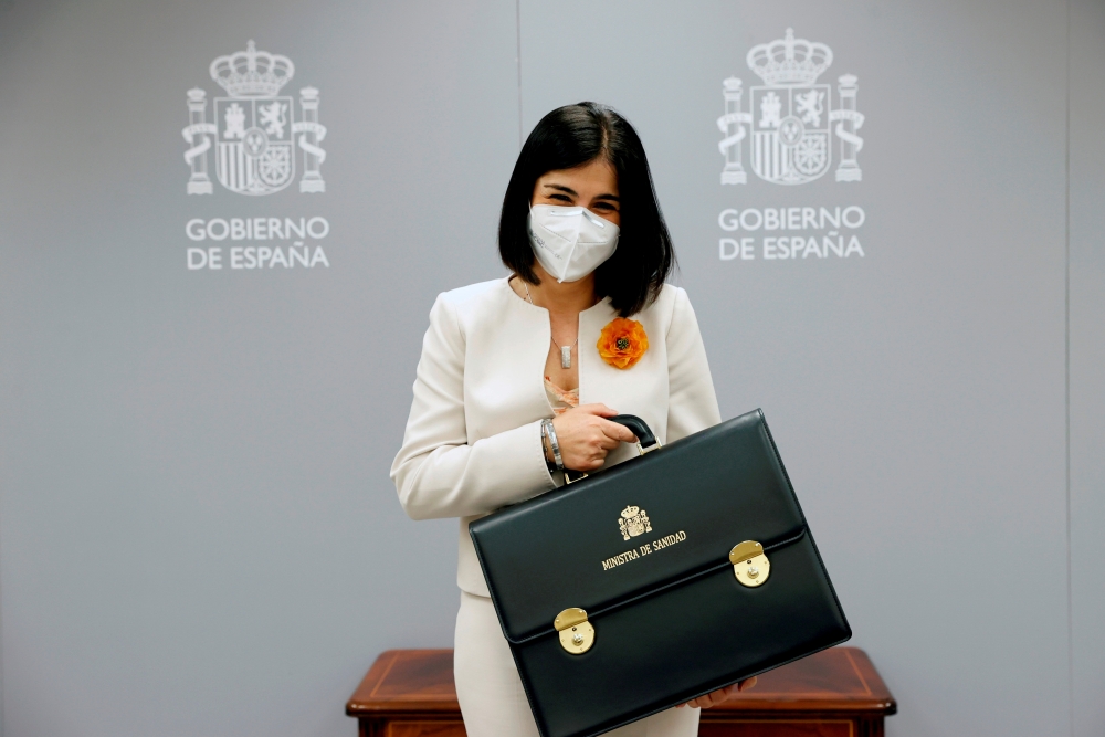 Spain's new Health Minister Carolina Darias holds her ministerial briefcase during the takeover ceremony at the Health Ministry in Madrid, Spain, January 27, 2021. Chema Moya/Pool via REUTERS//File Photo