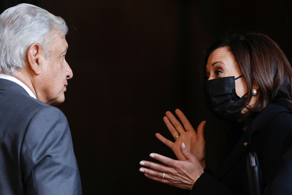 Mexico's President Andres Manuel Lopez Obrador and U.S. Vice President Kamala Harris. REUTERS/Carlos Barria
