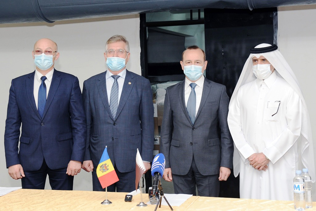 Qatari and Moldovan officials during the aid shipment delivery.