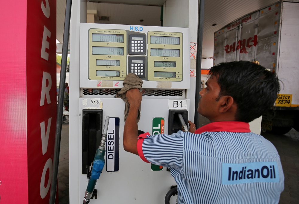 File photo: A fuel pump attendant cleans the keypad of a pump at an Indian Oil filling station in Ahmedabad, India, May 14, 2018. Reuters/Amit Dave/File Photo