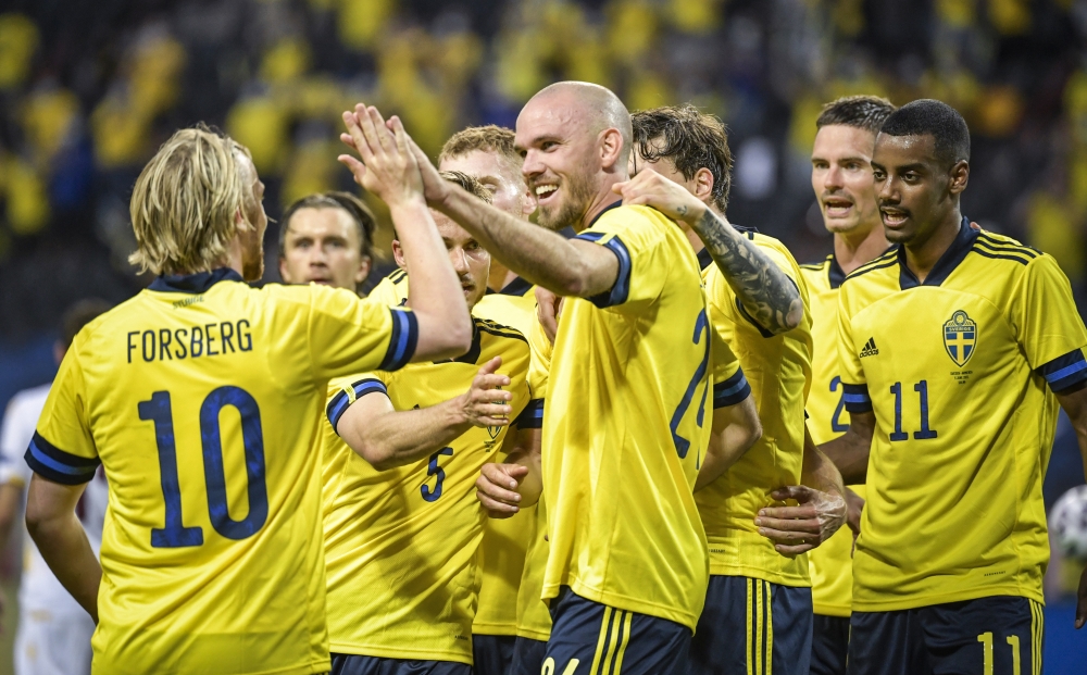 Sweden's Marcus Danielson celebrates scoring a goal with teammates (Reuters/Janerik Henriksson/tt)