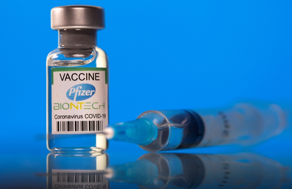 A vial labelled with the Pfizer-BioNTech coronavirus disease (COVID-19) vaccine is seen in this illustration picture taken March 19, 2021. REUTERS/Dado Ruvic/Illustration/File Photo