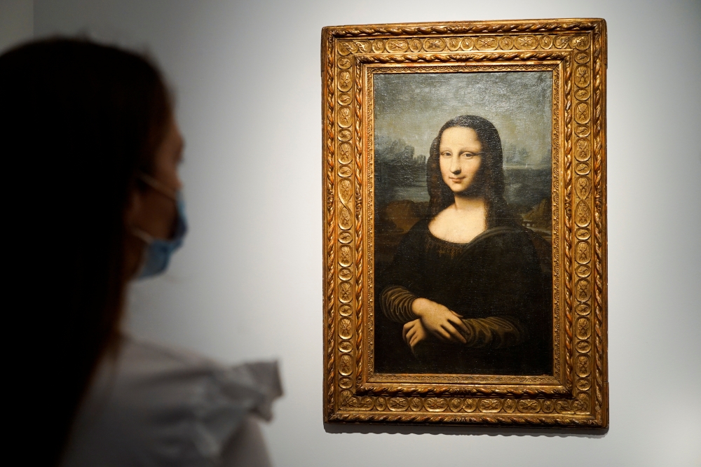 A woman looks at the Hekking 