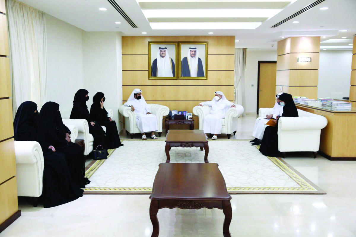 Minister of Education and Higher Education H E Dr. Mohammed bin Abdulwahed Al Hammadi meets with ambassadors of Education Excellence Award.