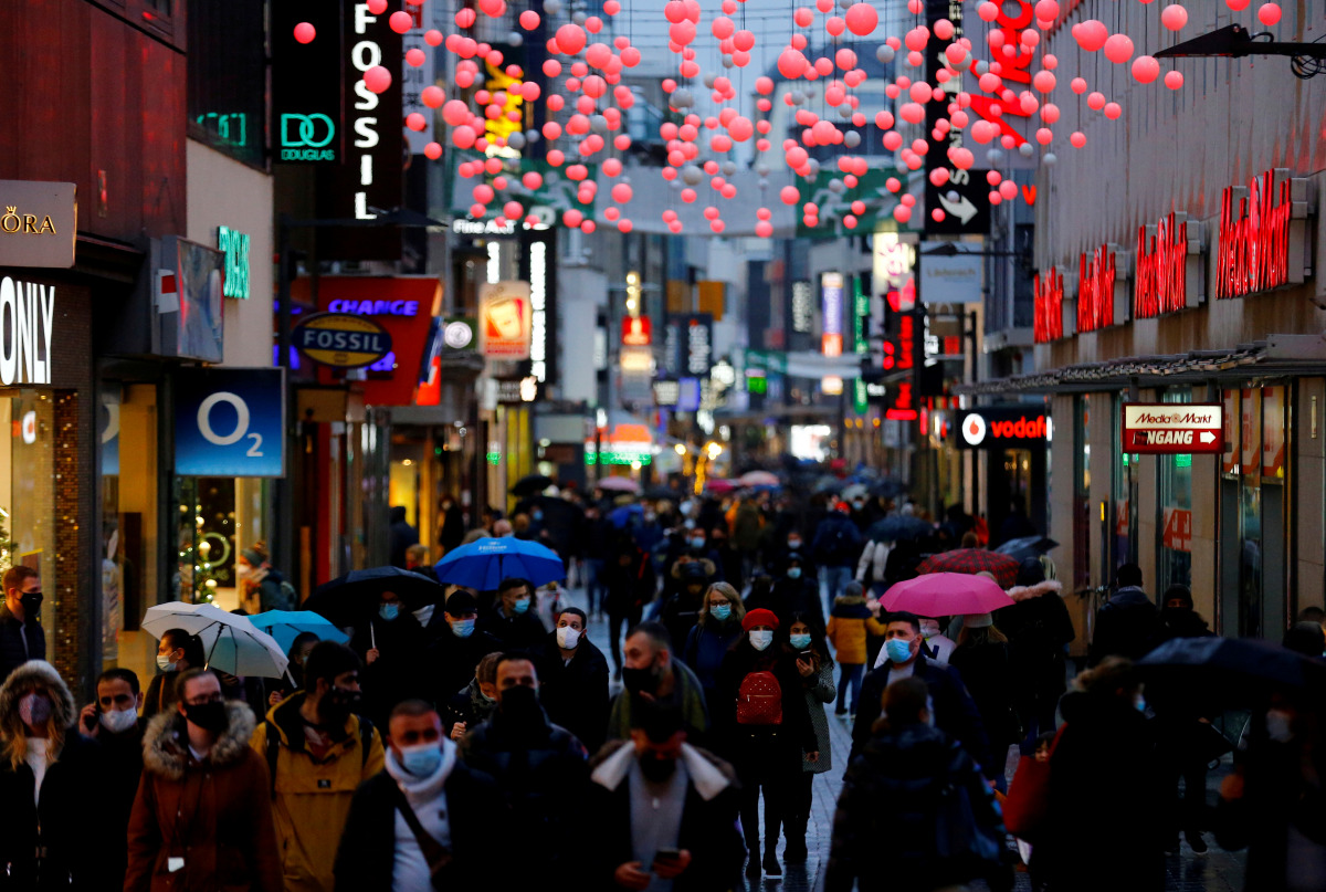 Shoppers walk down Hohe Strasse shopping district one day before Germany goes back to a complete lockdown due to the coronavirus disease (COVID-19) outbreak, in Cologne, Germany, December 15, 2020. REUTERS/Thilo Schmuelgen