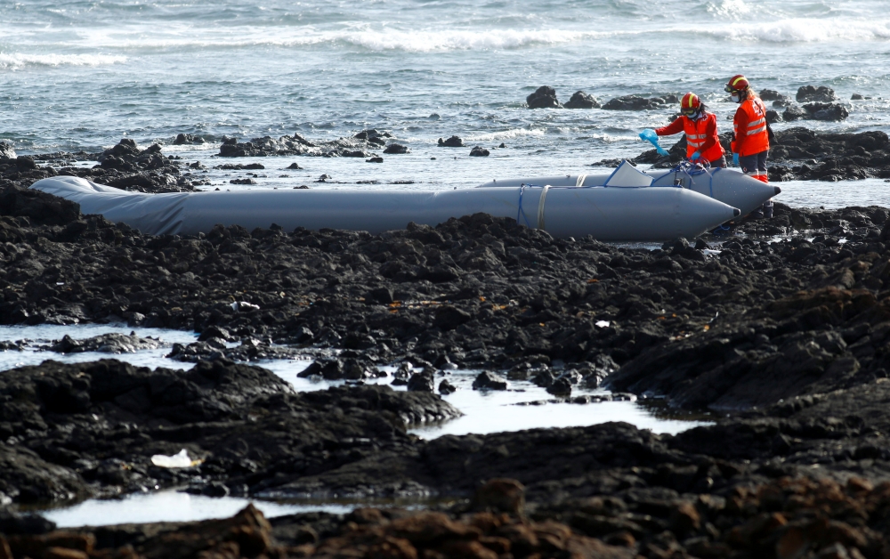 Rescue workers search for bodies after a boat with 46 migrants from the Maghreb region capsized in the beach of Orzola, in the Canary Island of Lanzarote, Spain June 18, 2021. REUTERS/Borja Suarez