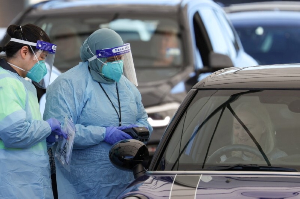Medical workers administer tests at the Bondi Beach drive-through coronavirus disease (COVID-19) testing centre in the wake of new positive cases in Sydney, Australia, June 17, 2021. REUTERS/Loren Elliott/File Photo