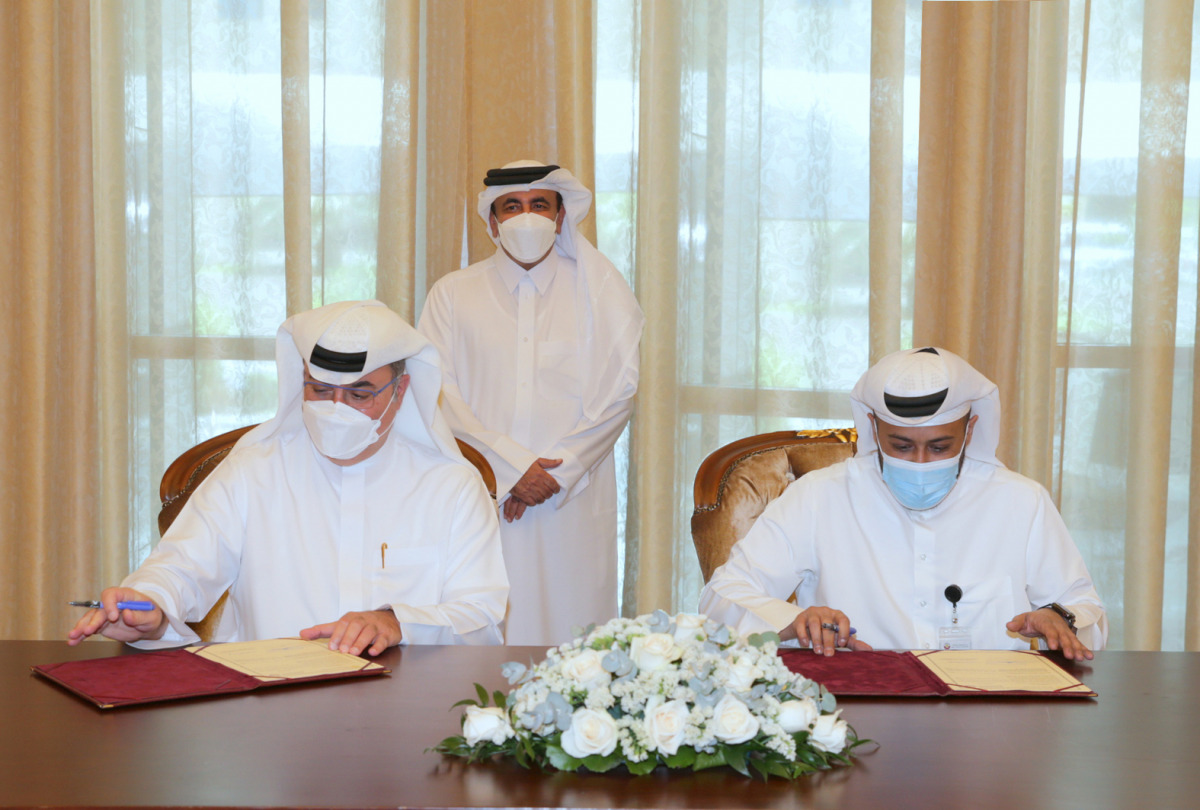 Minister of Transport and Communications, H E Jassim Saif Ahmed Al Sulaiti, witnessing the signing of an MoU by Director of Technical Affairs Department at MOTC, Sheikh Mohamed bin Khalid Al Thani, and President & CEO of Alfardan Group, Omar Hussain Alfar