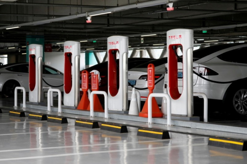 Tesla electric vehicles are charged at a Tesla Supercharger charging station in Hanam, South Korea, July 6, 2020. REUTERS/Kim Hong-Ji/File Photo