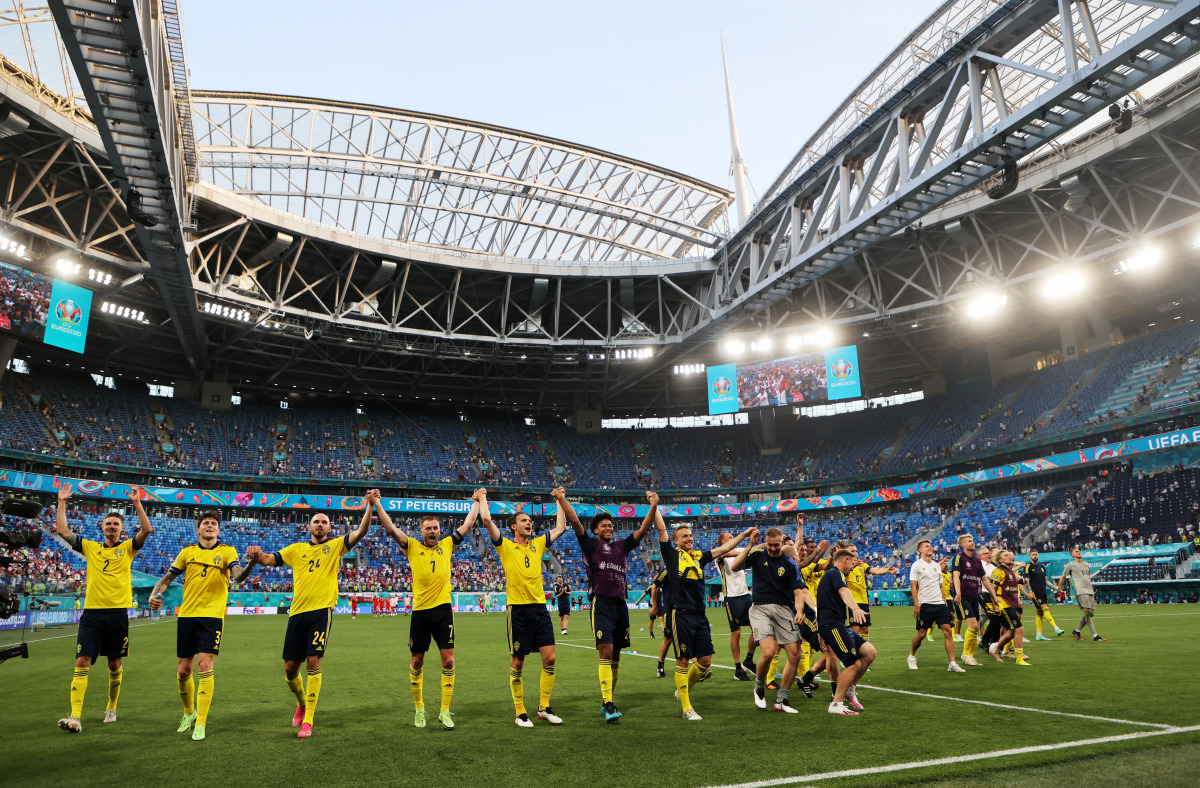 Soccer Football - Euro 2020 - Group E - Sweden v Poland - Saint Petersburg Stadium, Saint Petersburg, Russia - June 23, 2021 Sweden players celebrate in front of their fans after the match Pool via REUTERS/Anton Vaganov

