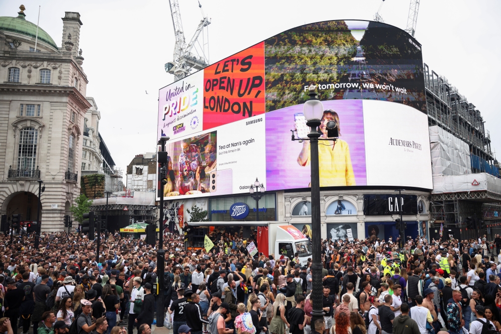 Demonstrators gather at Piccadilly Circus during a Save Our Scene protest, amid the coronavirus disease (COVID-19) pandemic, in London, Britain June 27, 2021. REUTERS/Henry Nicholls
